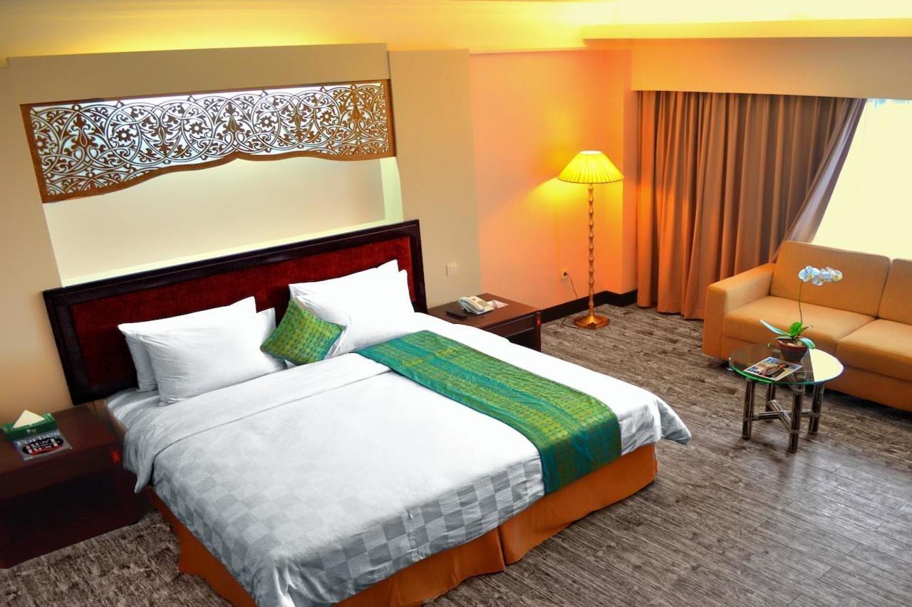 Kyriad Bumiminang Hotel Padang  Eksteriør billede